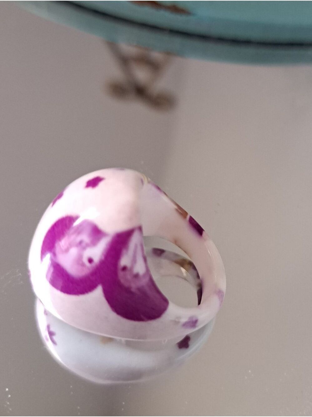 VTG acrylic BUBBLE ring painted purple floral stars on white retro MOD shabby 7